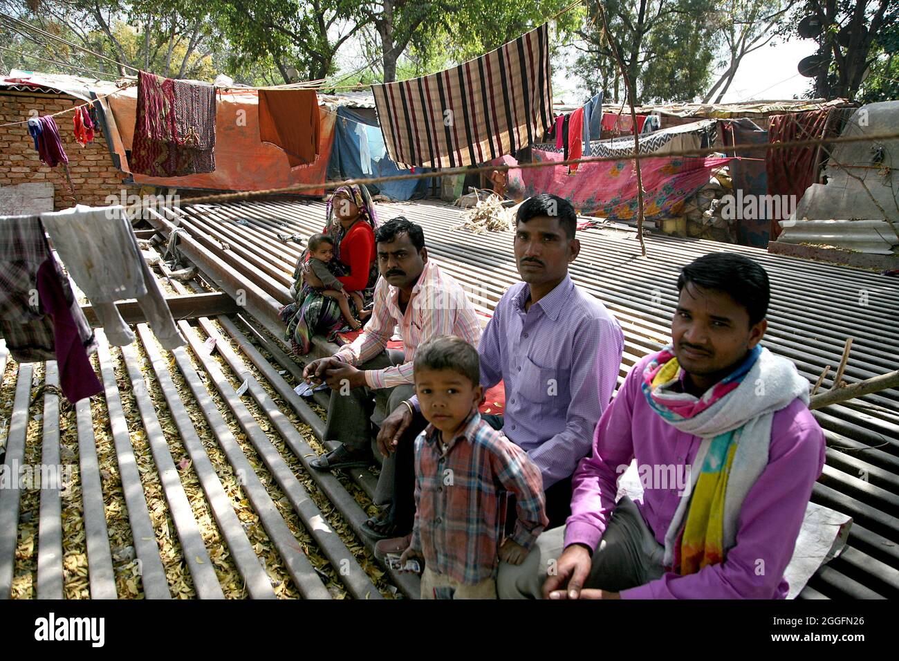 Eine allgemeine Ansicht eines Slums in der Nähe des Bahnhofs Shakurbasti in Neu-Delhi, Indien. Dieser Slum liegt auf dem Gelände der Eisenbahn. Stockfoto