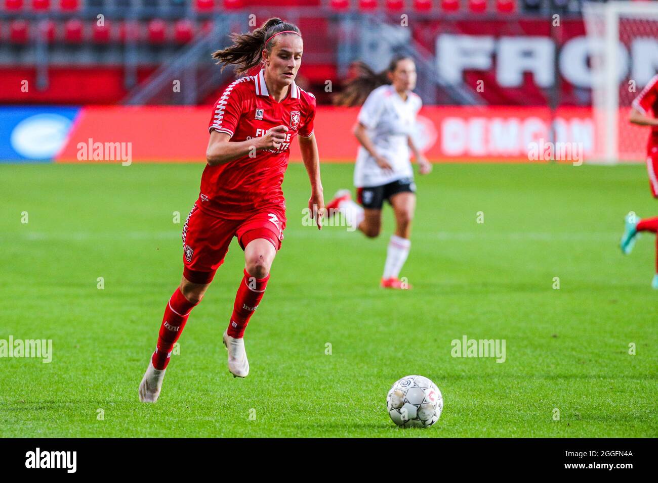 ENSCHEDE, NIEDERLANDE - 31. AUGUST: Bente Jansen vom FC Twente während der UEFA Women's Champions League 2021/2022 Second Qualifying Round Spiel zwischen FC Twente und SL Benfica in Grolschveste am 31. August 2021 in Enschede, Niederlande (Foto: Albert ten Hove/Orange Picles) Stockfoto