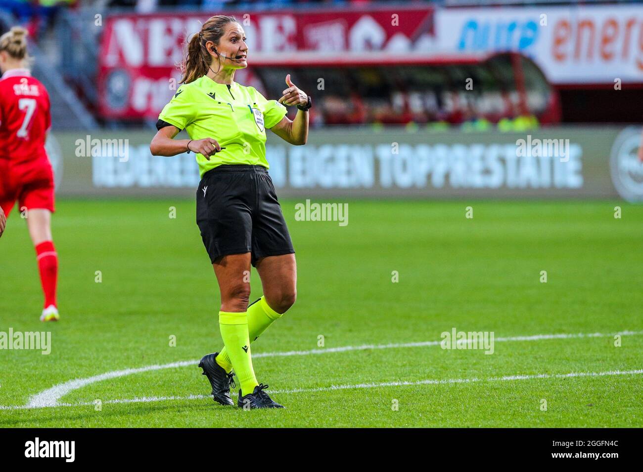 ENSCHEDE, NIEDERLANDE - 31. AUGUST: Schiedsrichter Eleni Antoniou während des Spiels der UEFA Women's Champions League 2021/2022 in der zweiten Qualifikationsrunde zwischen dem FC Twente und SL Benfica am 31. August 2021 in Grolschveste in Enschede, Niederlande (Foto: Albert ten Hove/Orange Picles) Stockfoto