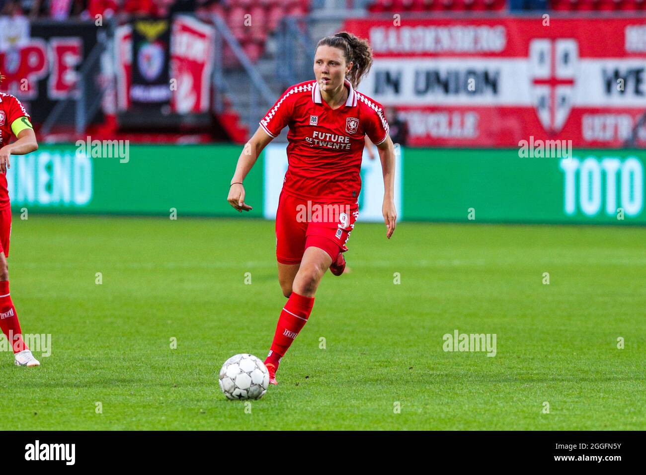 ENSCHEDE, NIEDERLANDE - 31. AUGUST: Fenna Kalma vom FC Twente während der UEFA Women's Champions League 2021/2022 Second Qualifying Round Spiel zwischen FC Twente und SL Benfica in Grolschveste am 31. August 2021 in Enschede, Niederlande (Foto: Albert ten Hove/Orange Picles) Stockfoto