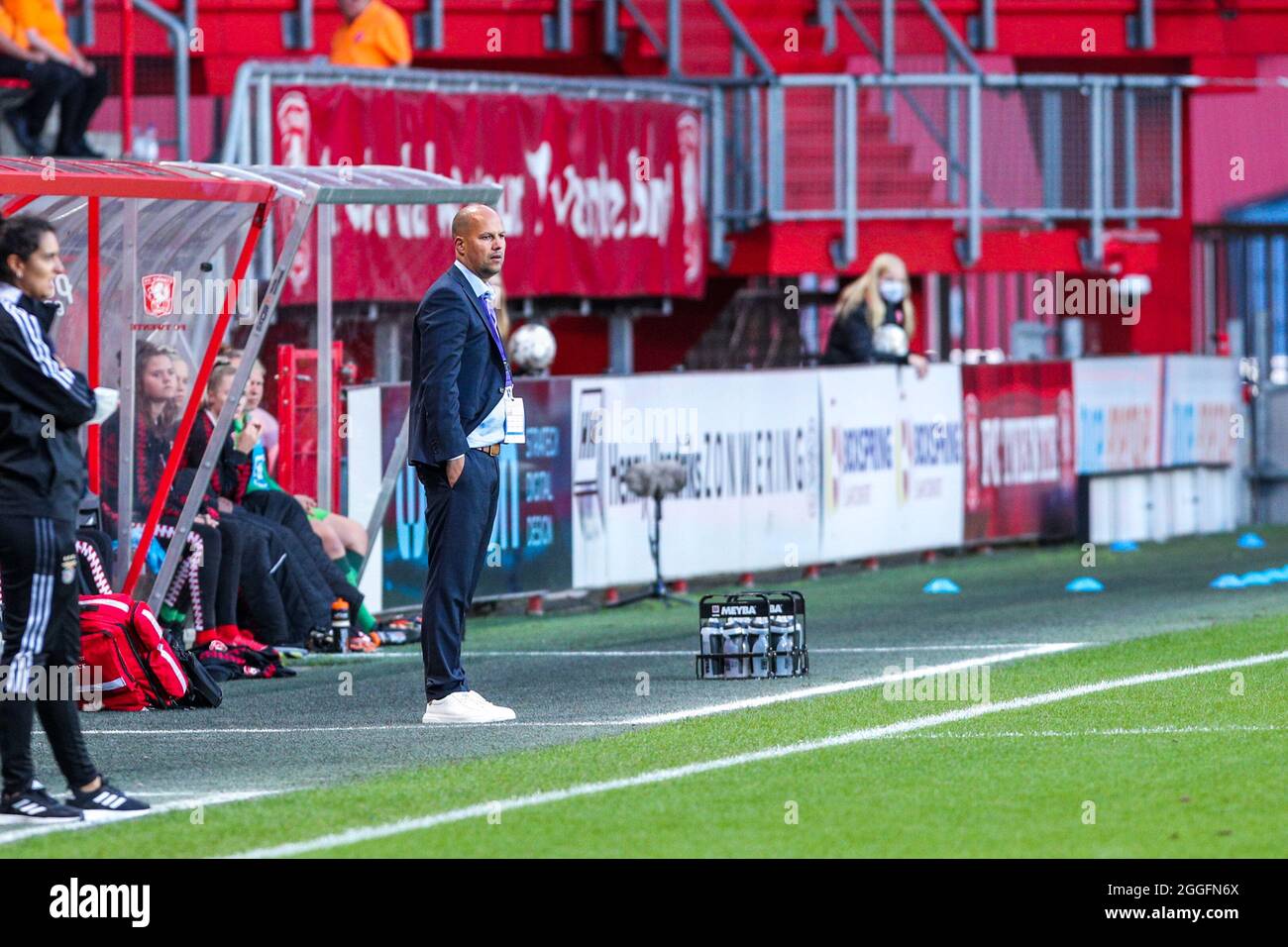 ENSCHEDE, NIEDERLANDE - 31. AUGUST: Cheftrainer Robert de Pauw während des zweiten Qualifikationsrunde-Spiels der UEFA Women's Champions League 2021/2022 zwischen dem FC Twente und SL Benfica in Grolschveste am 31. August 2021 in Enschede, Niederlande (Foto: Albert ten Hove/Orange Picles) Stockfoto