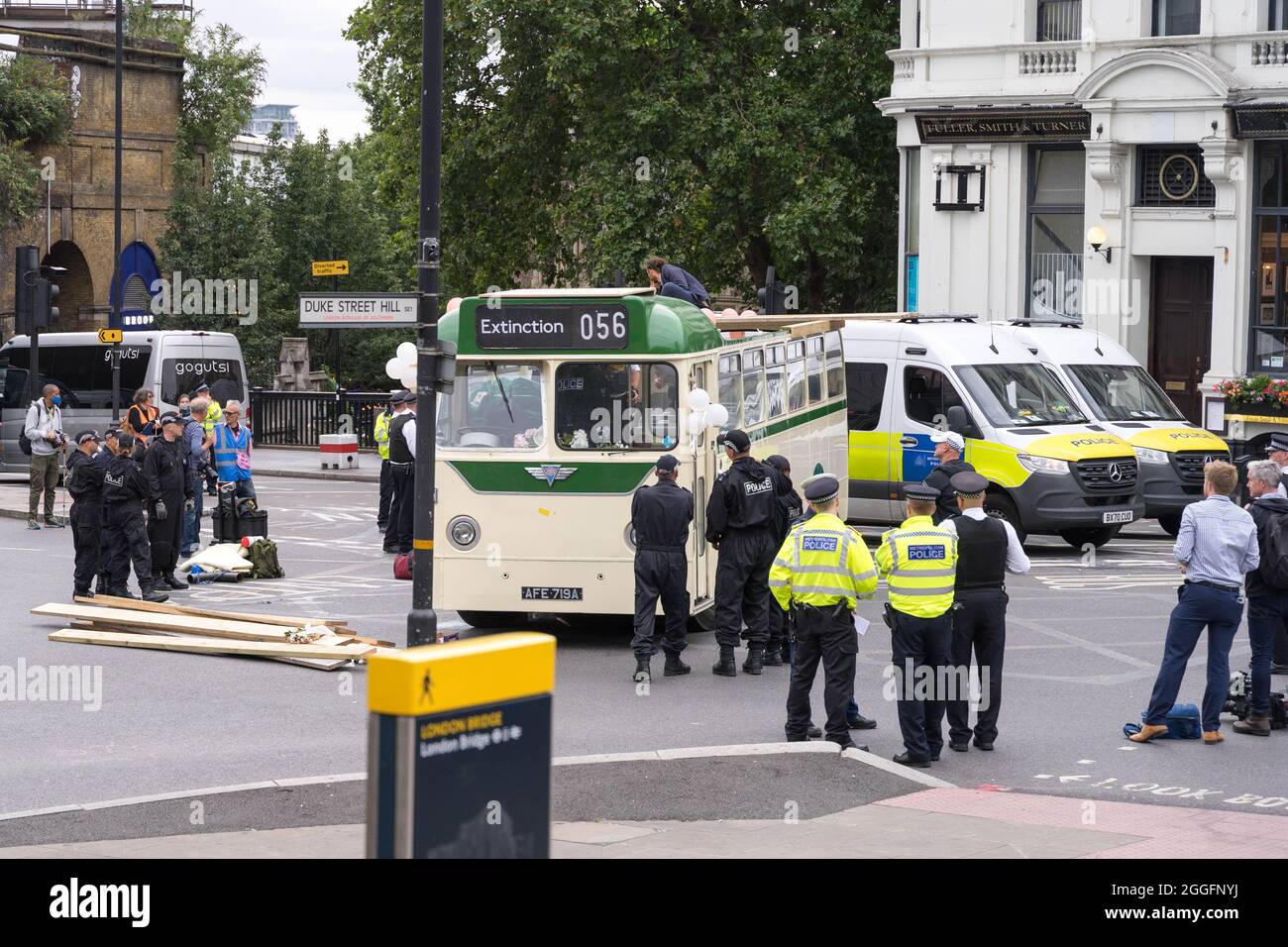 London, Großbritannien. August 2021. Die London Bridge wurde nach der Blockade eines Nachmittags durch das Aussterben wieder für den Verkehr in beide Richtungen freigegeben Rebellion XR protestierte gegen den Klimawandel an der Südseite der London Bridge in der Nähe des Borough Market.der Vintage-Hochzeitsbus wurde freigegeben und von der Polizei weggebracht.Quelle: Xiu Bao/Alamy Live News Stockfoto