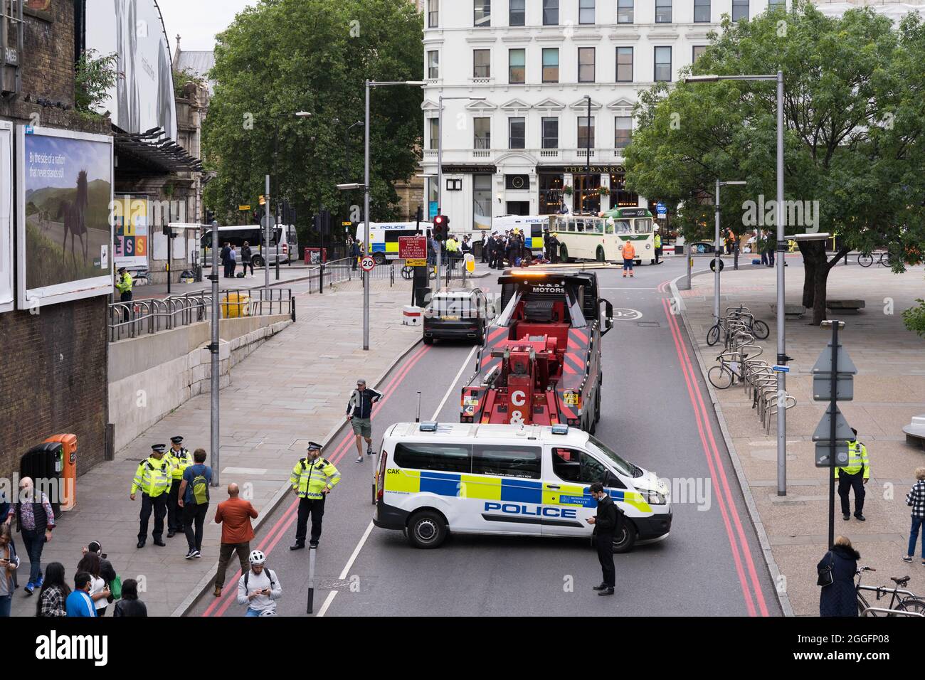 London, Großbritannien. August 2021. Die London Bridge wird nach der Blockade eines Nachmittags durch das Aussterben wieder für den Verkehr in beide Richtungen freigegeben Rebellion XR protestiert gegen den Klimawandel an der Südseite der London Bridge in der Nähe des Borough Market.der Demonstrationsbus wurde freigelassen und von der Polizei weggebracht.Quelle: Xiu Bao/Alamy Live News Stockfoto