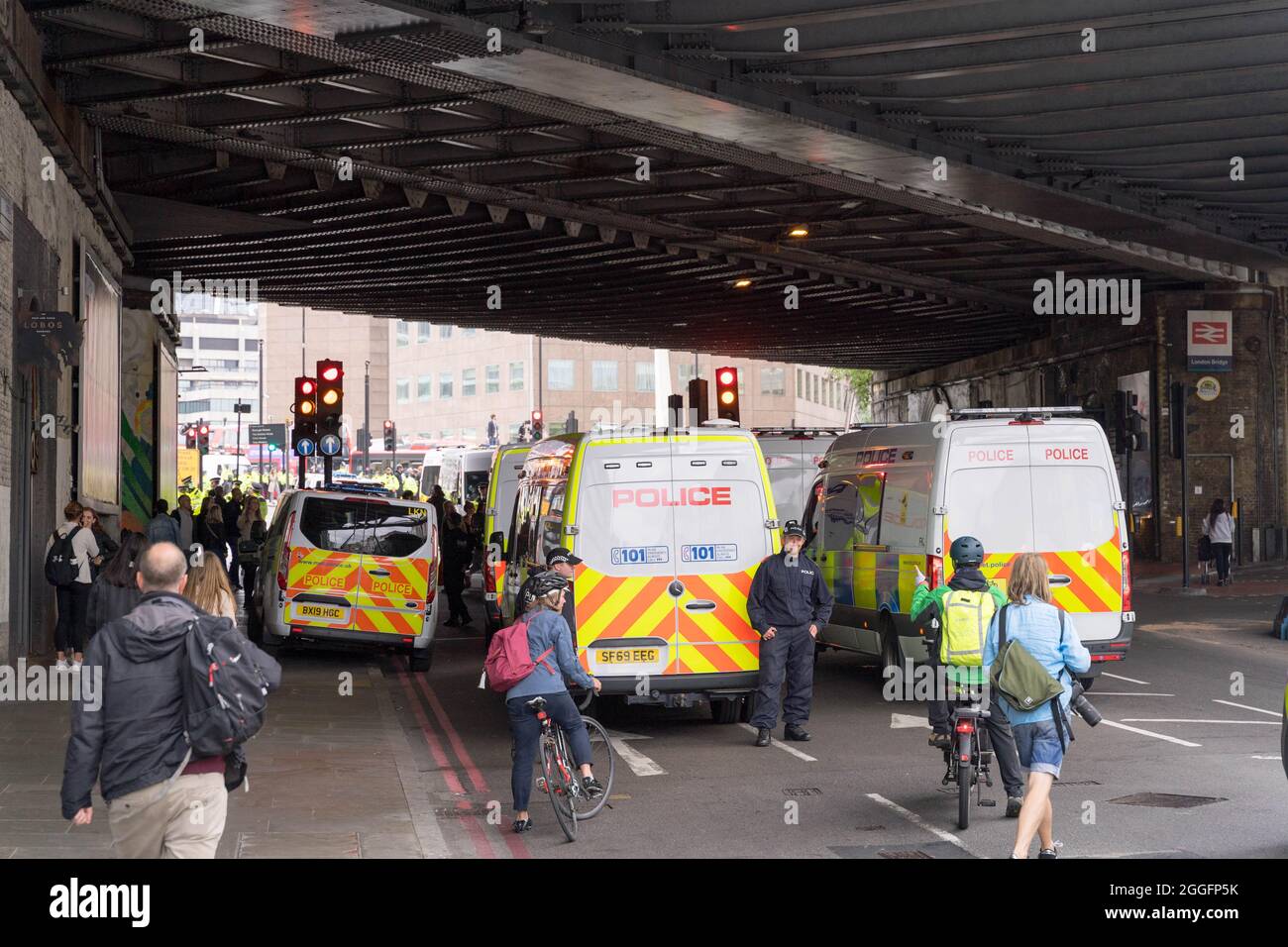 London, Großbritannien. August 2021. Extinction Rebellion XR blockiert die London Bridge, um Menschenhändler vom Borough Market zum Monument zu bringen, während die Klimaproteste andauern. Die Pendler am Abend wurden umgeleitet, um zurückzugehen.Kredit: Xiu Bao/Alamy Live News Stockfoto