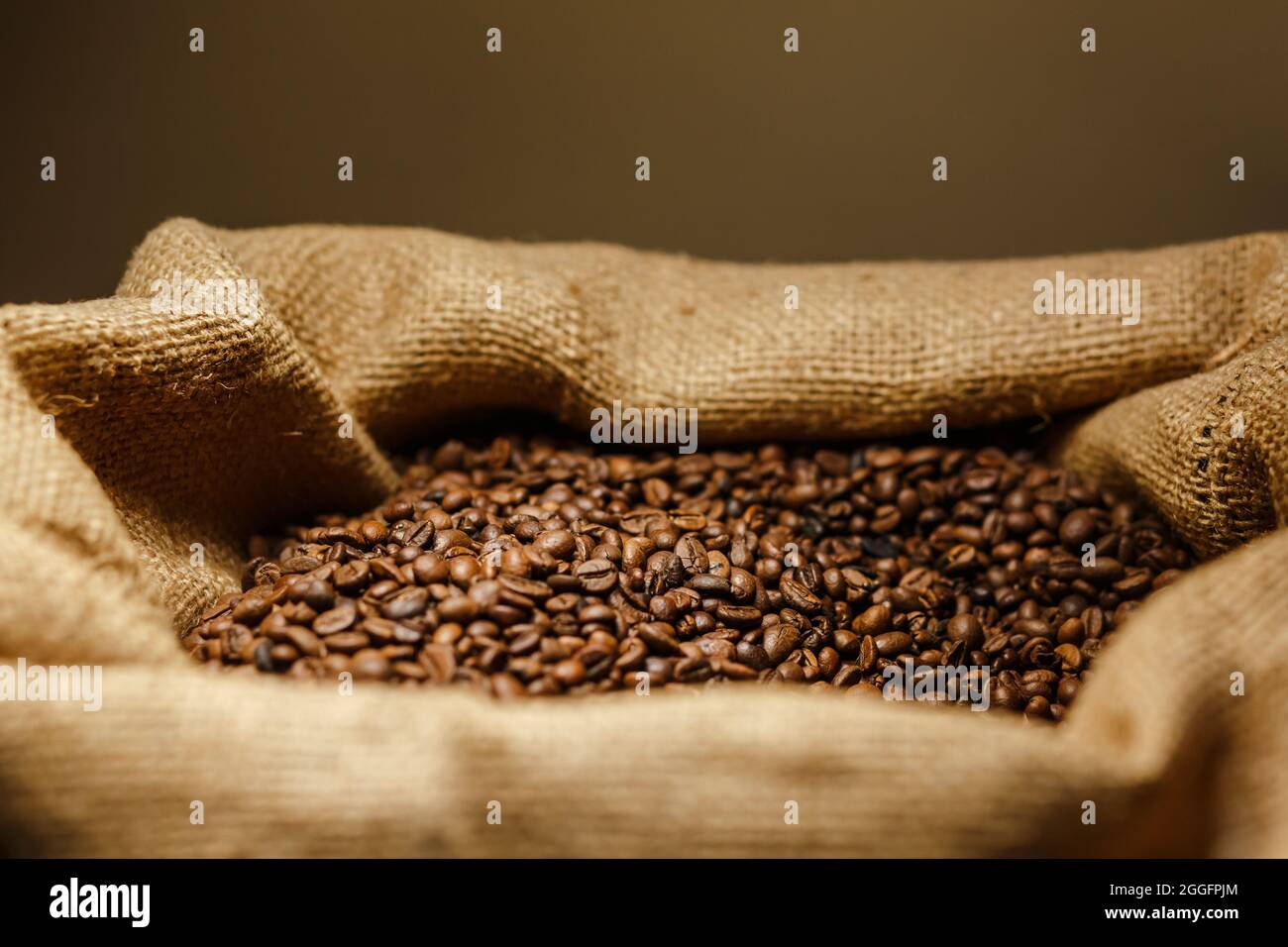 Blick aus der Nähe, Nahaufnahme von Kaffeesacksack voller Kaffeebohnen Stockfoto
