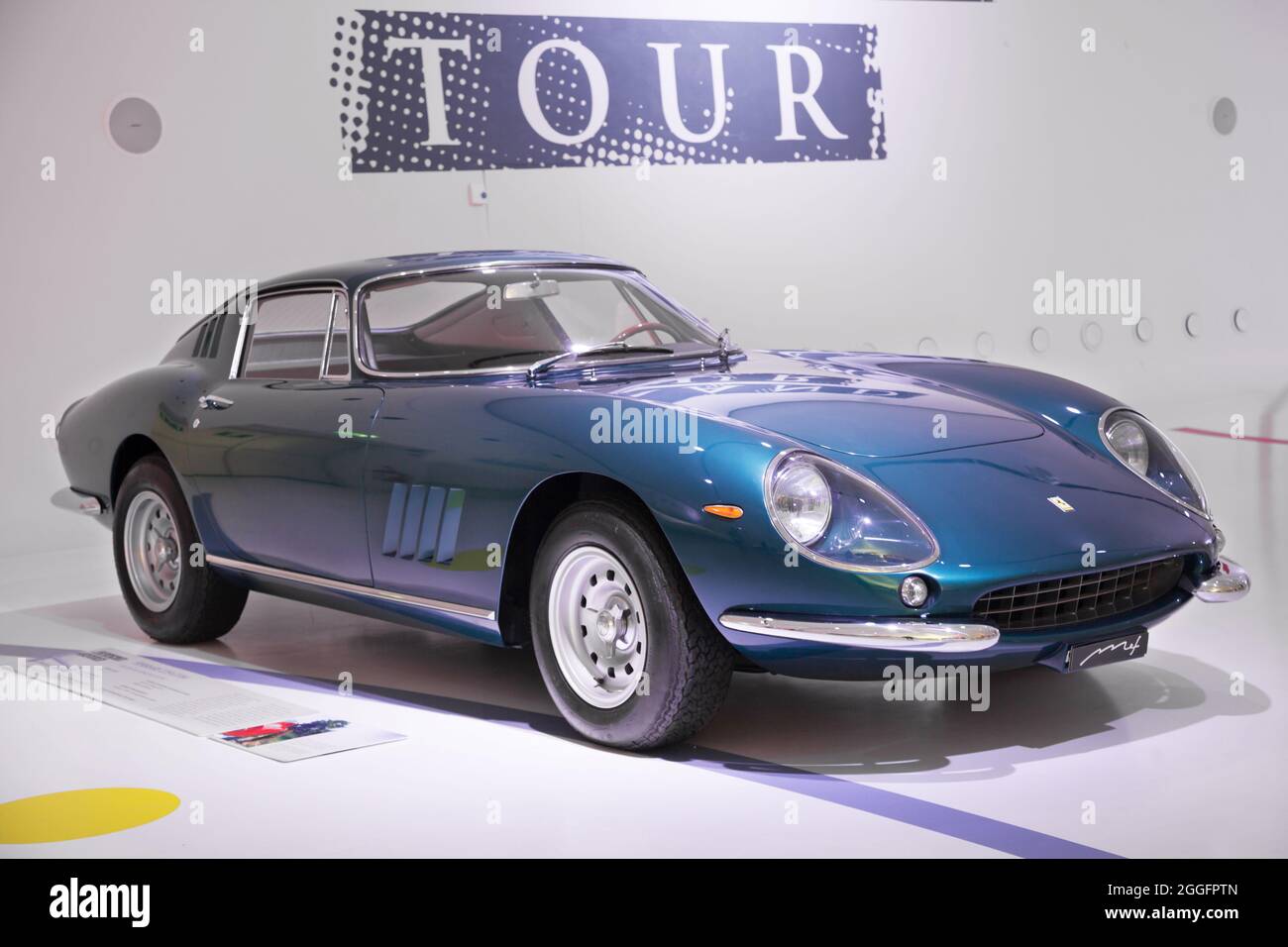 Modena, Italien - 14. August 2021: Ferrari 275 GTB4 präsentiert im Enzo Ferrari Museum, Modena, Italien. Stockfoto