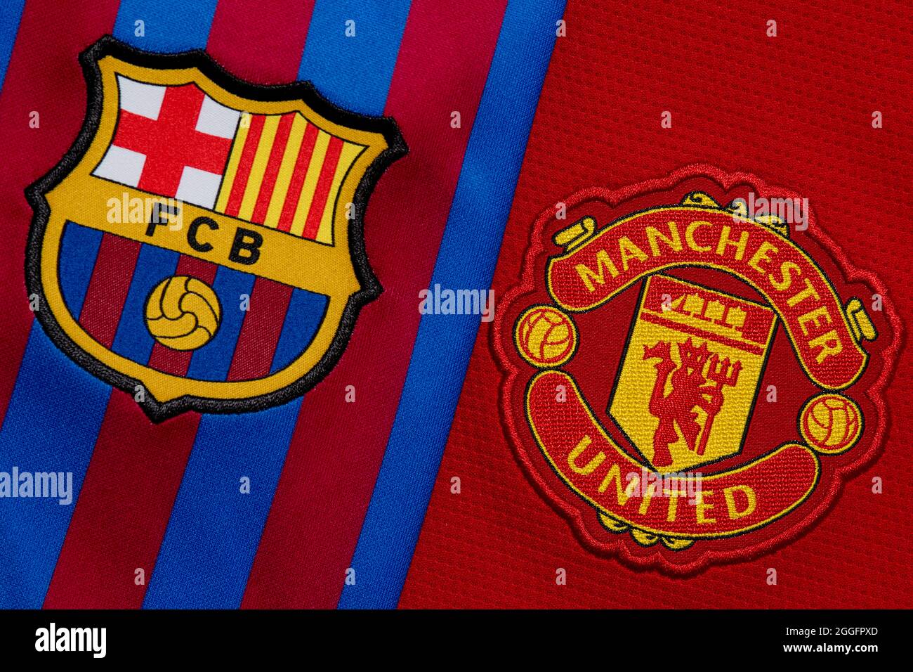 Nahaufnahme des Manchester United & Barcelona Clubwappens. Stockfoto