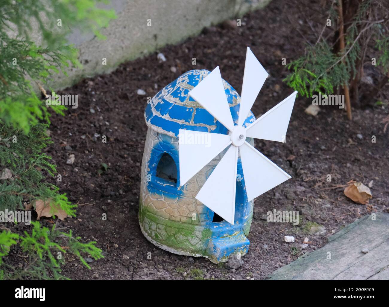 Nahaufnahme der Windmühle dekorative Möbel für den Garten, authentisches Konzept der Windmühle Stockfoto