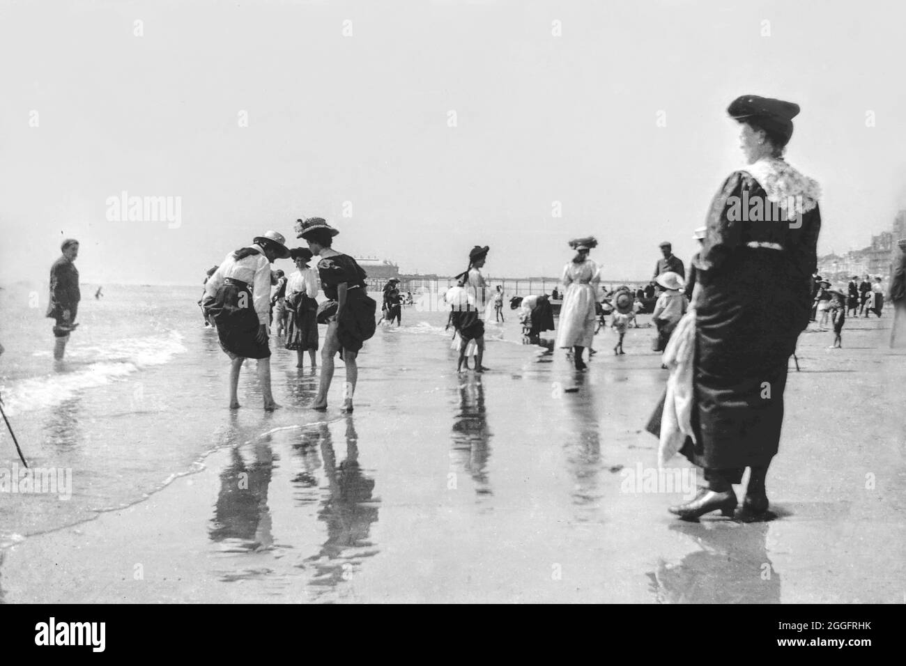 Edwardianische Damen am Strand, Fotografie des frühen 20. Jahrhunderts Stockfoto