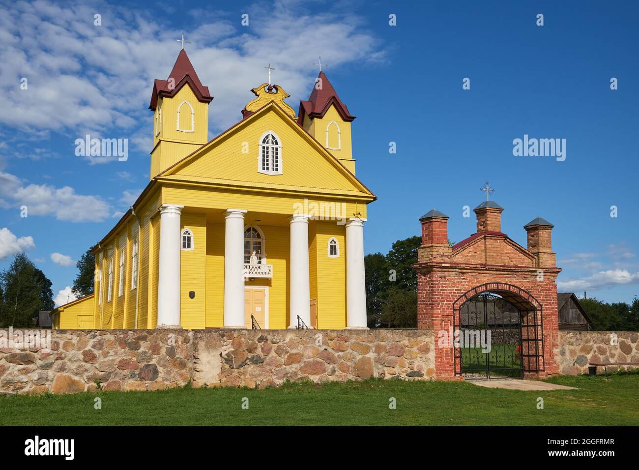 Alte hölzerne katholische Dreifaltigkeitskirche in Daniushevo, Region Grodno, Weißrussland. Stockfoto