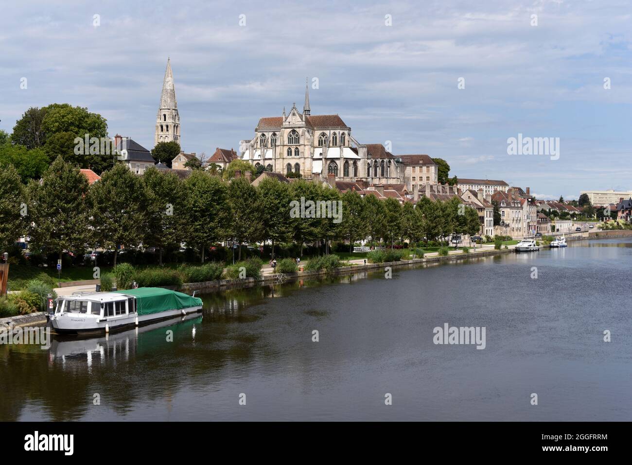 Ein Blick auf den Fluss Yonne, der im Sommer durch Auxerre im Herzen Frankreichs fließt. Stockfoto