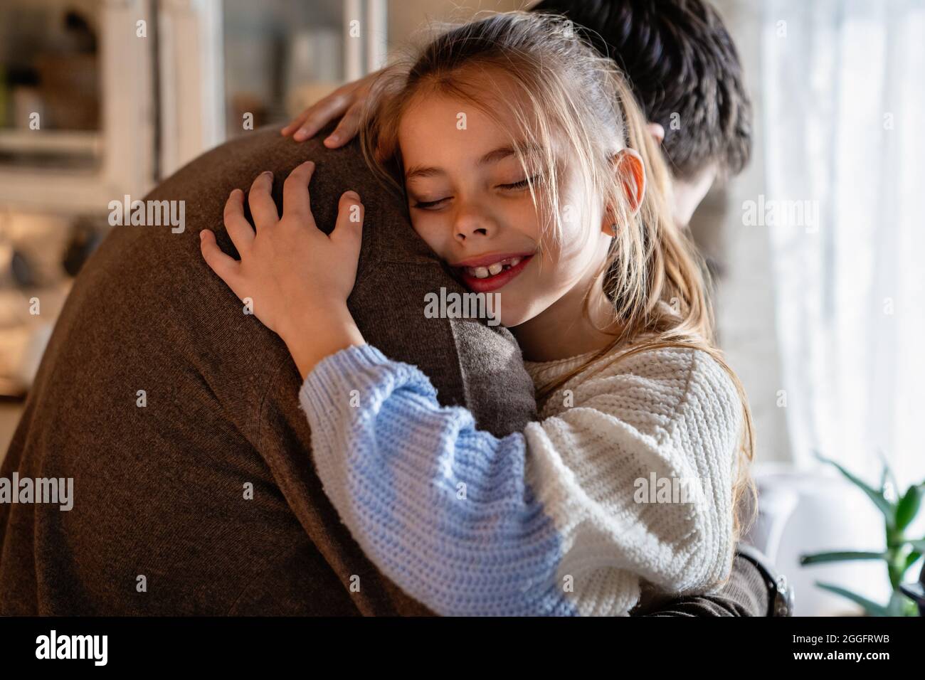 Vater und Tochter verbringen glückliche Zeit zu Hause. Alleinerziehende Kinder Familie Liebe Konzept Stockfoto
