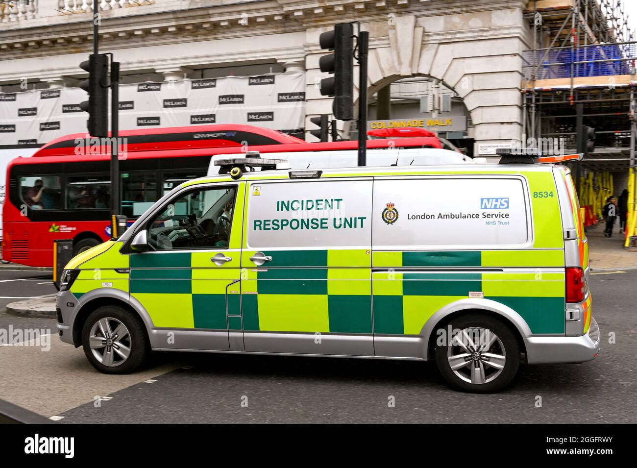 London, England - 2021. August: Fahrzeug der Notfallorganisation des Londoner Krankendienstes, das auf einer Stadtstraße fährt Stockfoto
