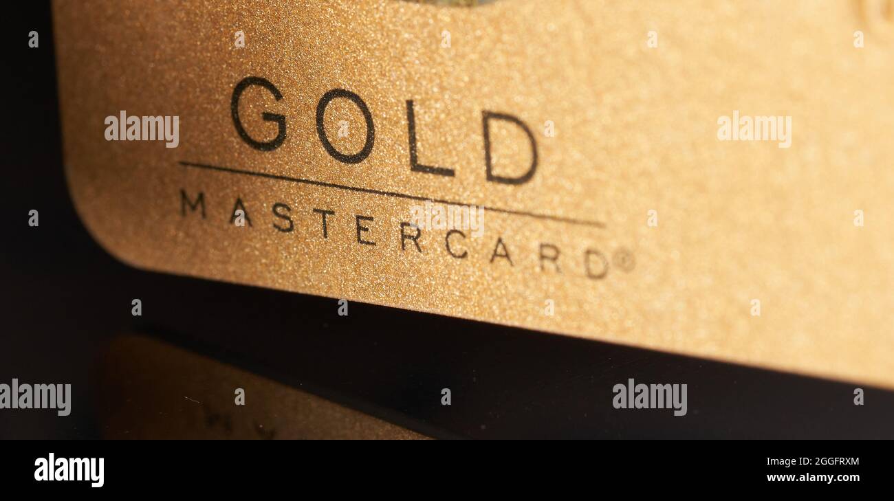 Gold mastercard Kreditkarte auf Glastisch mit Spiegelung Stockfoto