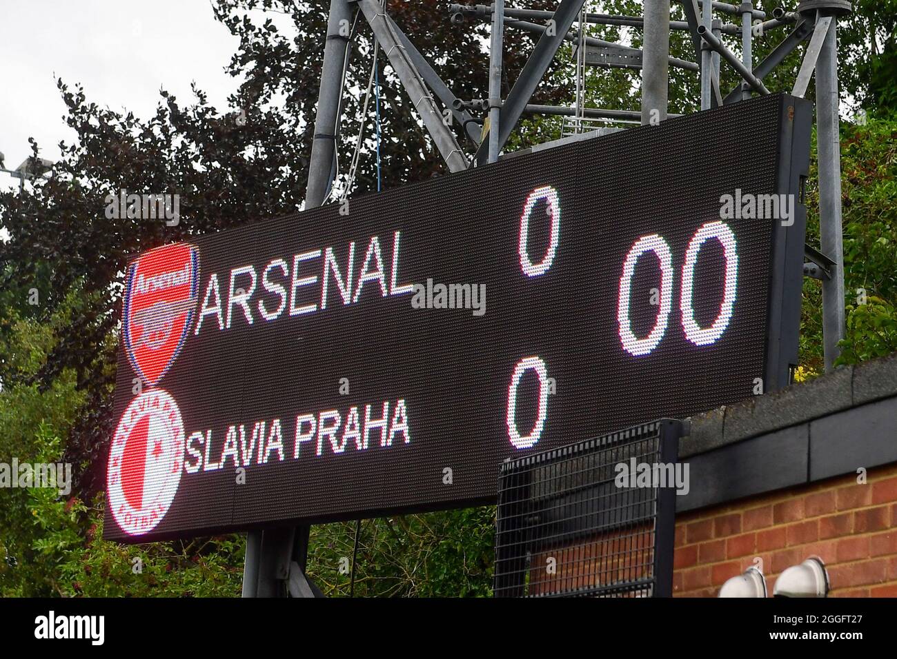 Punktetafel vor dem Start der UEFA Champions League Arsenal gegen Slavia Praha im Meadow Park-Boreham Wood-England Stockfoto