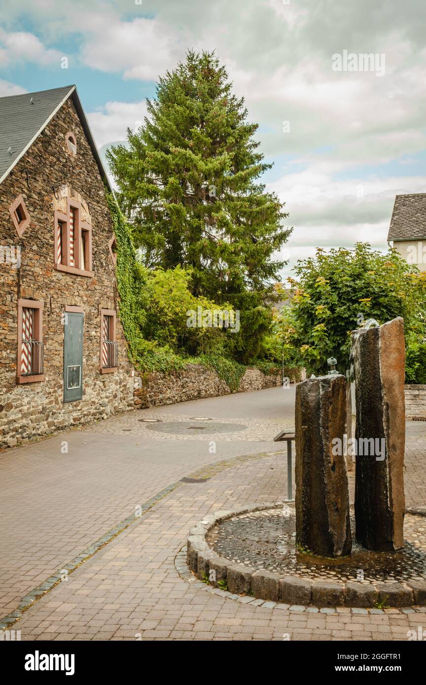 Osterspai, Deutschland-August 2021: Dorfplatz in Osterspai mit Schlossgebäude und Brunnen Stockfoto