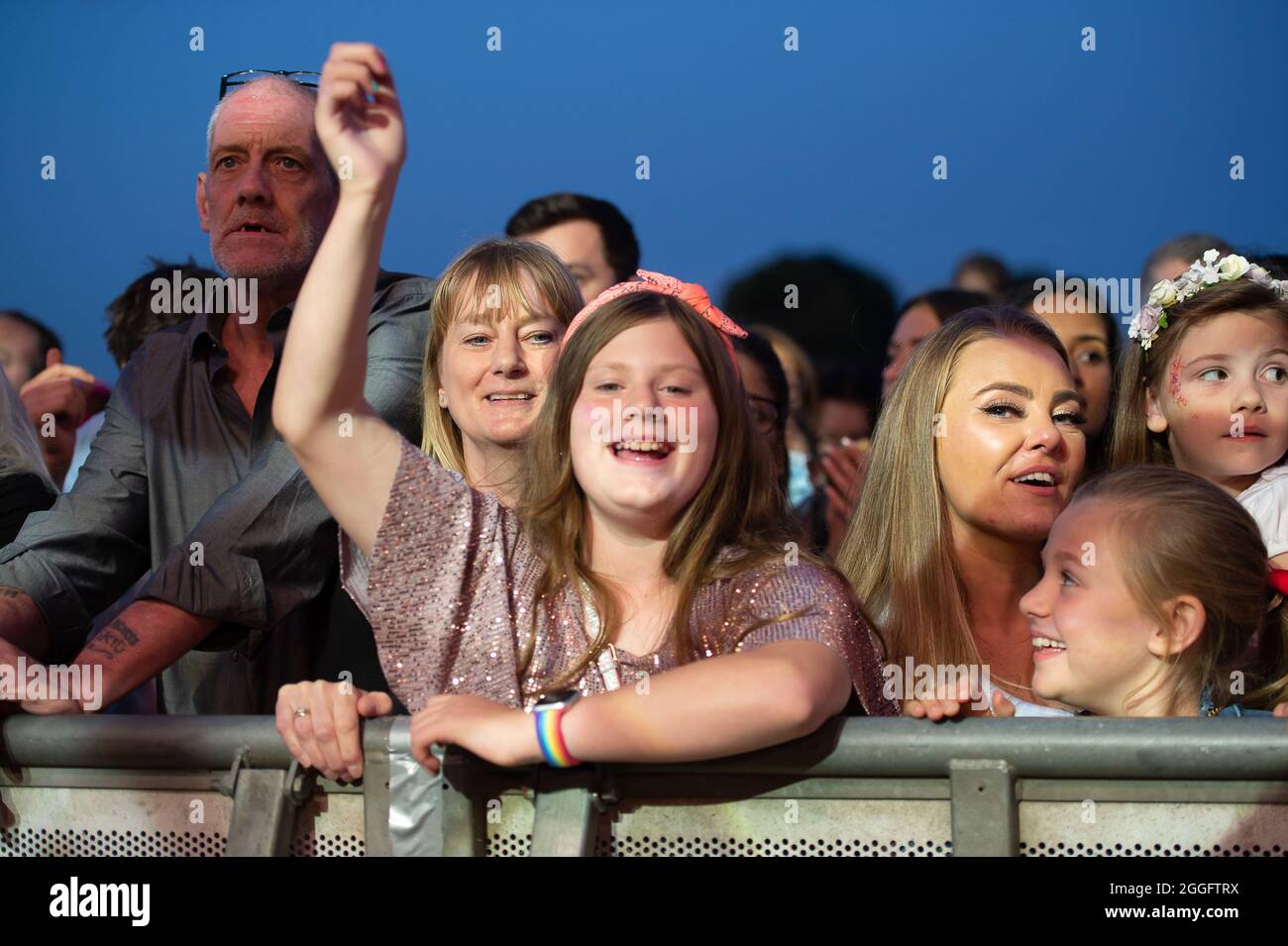 Windsor, Großbritannien. August 2021. Racegoers und Fans genießen das Jess Glynne Konzert in Windsor Races nach dem Ladies Day Renntreffen. Quelle: Maureen McLean/Alamy Stockfoto