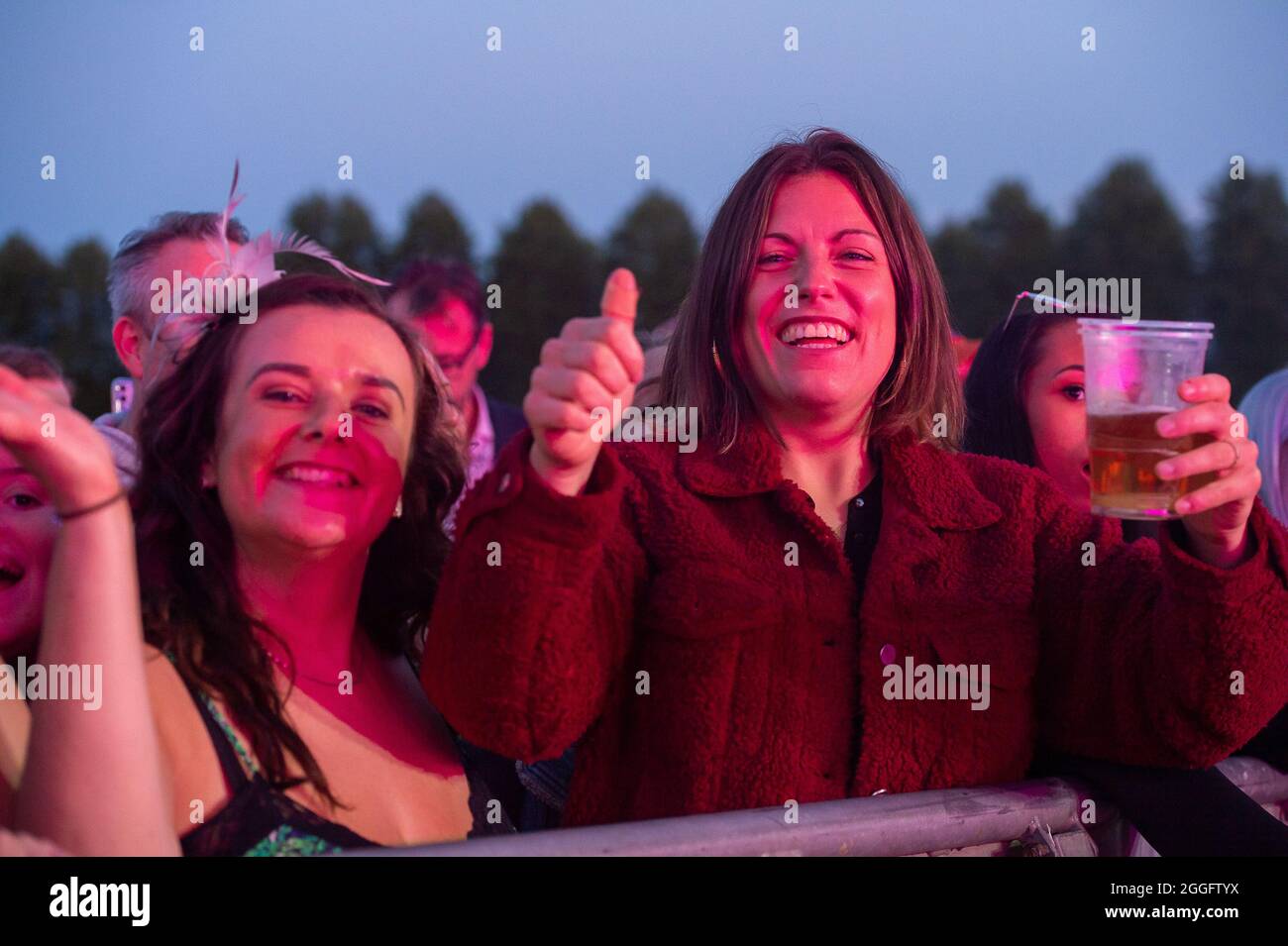 Windsor, Großbritannien. August 2021. Racegoers und Fans genießen das Jess Glynne Konzert in Windsor Races nach dem Ladies Day Renntreffen. Quelle: Maureen McLean/Alamy Stockfoto