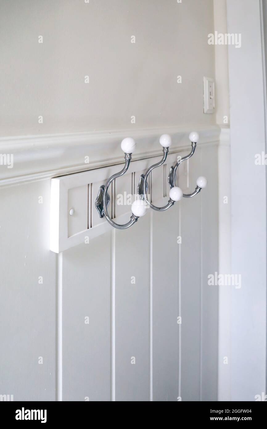 Eine weiße Badwand mit Handtuchhaken Stockfoto
