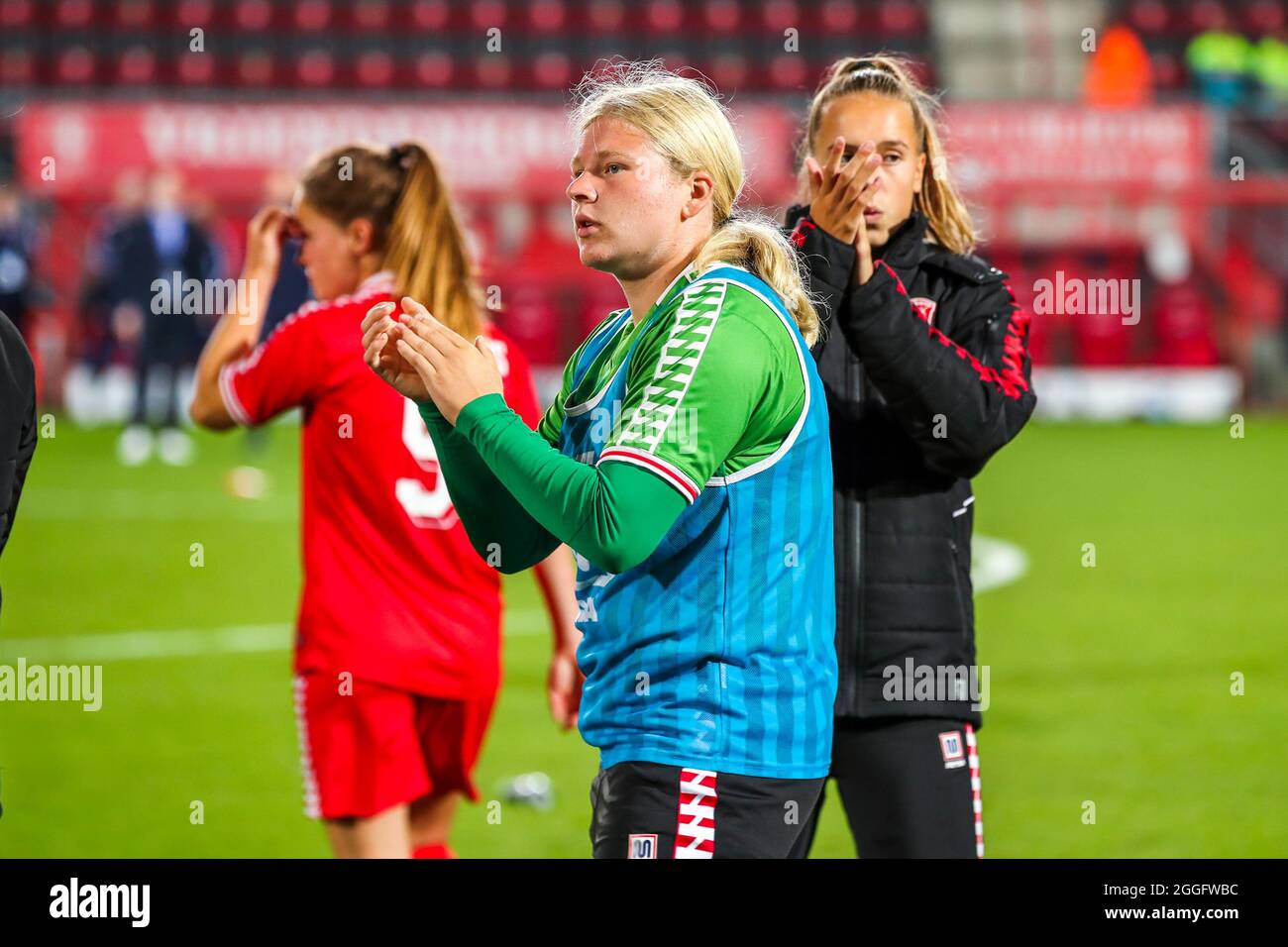 ENSCHEDE, NIEDERLANDE - 31. AUGUST: Torhüterin Inge Tijink vom FC Twente während des Spiels der UEFA Women's Champions League 2021/2022 zur zweiten Qualifikationsrunde zwischen FC Twente und SL Benfica am 31. August 2021 in Grolschveste in Enschede, Niederlande (Foto: Albert ten Hove/Orange Picles) Stockfoto