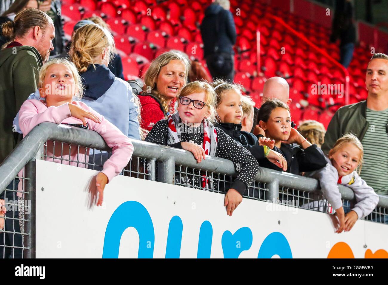 ENSCHEDE, NIEDERLANDE - 31. AUGUST: Fans des FC Twente während des zweiten Qualifikationsrunden-Spiels der UEFA Women's Champions League 2021/2022 zwischen dem FC Twente und SL Benfica in Grolschveste am 31. August 2021 in Enschede, Niederlande (Foto: Albert ten Hove/Orange Picles) Stockfoto
