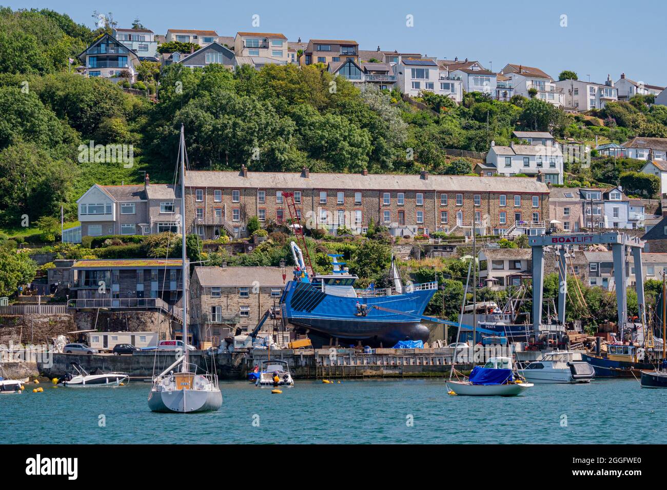 Polruan Kai zeigt eine Bootsreparaturanlage - Polruan, Cornwall, Großbritannien. Stockfoto