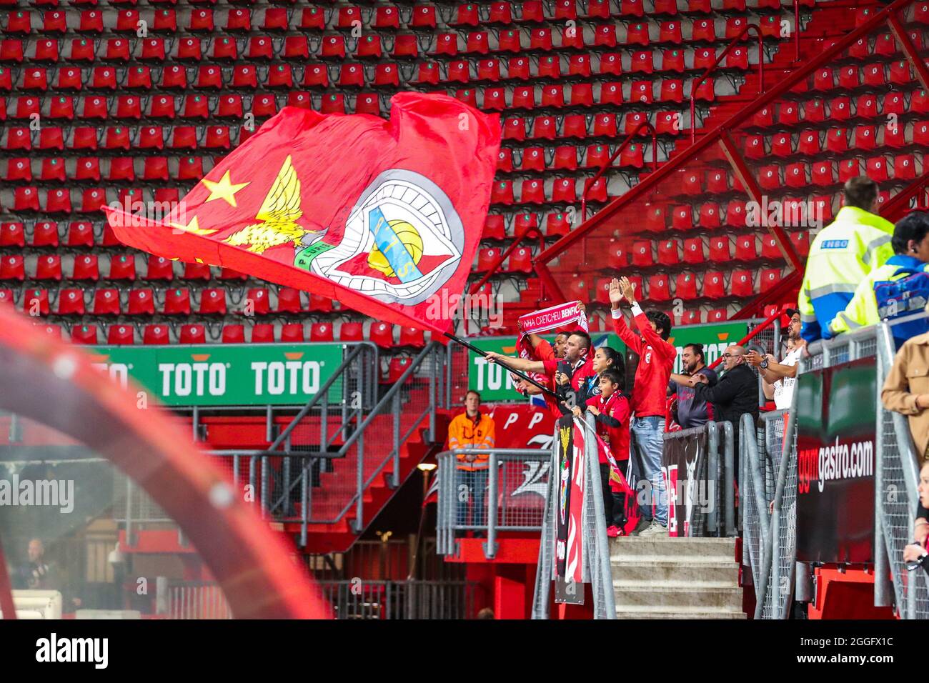 ENSCHEDE, NIEDERLANDE - 31. AUGUST: Fans von Benfica während des Spiels der UEFA Women's Champions League 2021/2022 zur zweiten Qualifikationsrunde zwischen dem FC Twente und SL Benfica am 31. August 2021 in Grolschveste in Enschede, Niederlande (Foto: Albert ten Hove/Orange Picles) Stockfoto