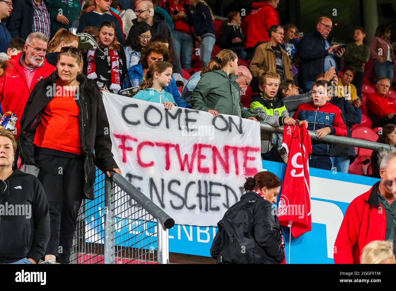ENSCHEDE, NIEDERLANDE - 31. AUGUST: Fans des FC Twente während des zweiten Qualifikationsrunden-Spiels der UEFA Women's Champions League 2021/2022 zwischen dem FC Twente und SL Benfica in Grolschveste am 31. August 2021 in Enschede, Niederlande (Foto: Albert ten Hove/Orange Picles) Stockfoto