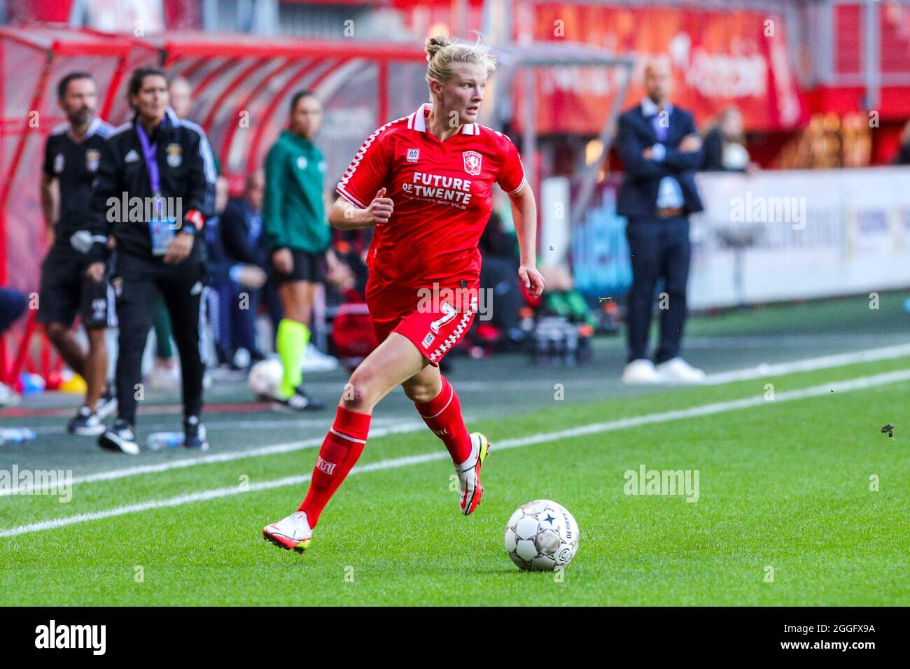ENSCHEDE, NIEDERLANDE - 31. AUGUST: Anna-Lena stolze vom FC Twente während des zweiten Qualifikationsrunden-Spiels der UEFA Women's Champions League 2021/2022 zwischen dem FC Twente und SL Benfica in Grolschveste am 31. August 2021 in Enschede, Niederlande (Foto: Albert ten Hove/Orange Picles) Stockfoto