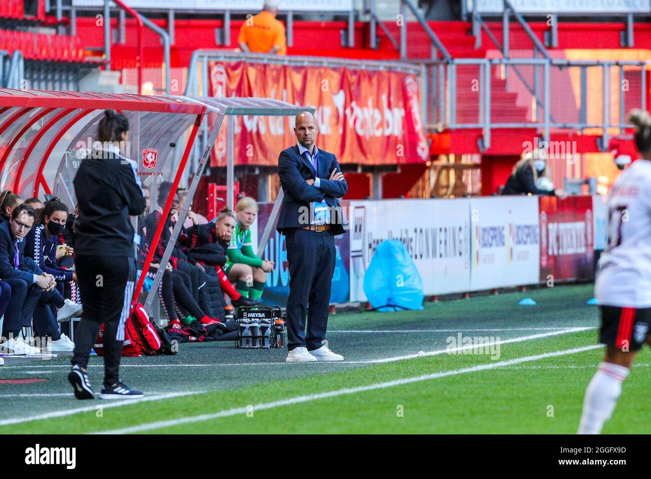ENSCHEDE, NIEDERLANDE - 31. AUGUST: Cheftrainer Robert de Pauw während des zweiten Qualifikationsrunde-Spiels der UEFA Women's Champions League 2021/2022 zwischen dem FC Twente und SL Benfica in Grolschveste am 31. August 2021 in Enschede, Niederlande (Foto: Albert ten Hove/Orange Picles) Stockfoto