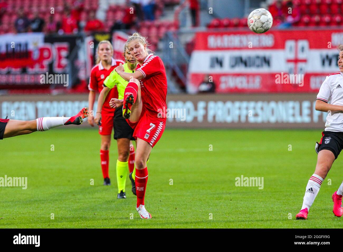 ENSCHEDE, NIEDERLANDE - 31. AUGUST: Anna-Lena stolze vom FC Twente während des zweiten Qualifikationsrunden-Spiels der UEFA Women's Champions League 2021/2022 zwischen dem FC Twente und SL Benfica in Grolschveste am 31. August 2021 in Enschede, Niederlande (Foto: Albert ten Hove/Orange Picles) Stockfoto