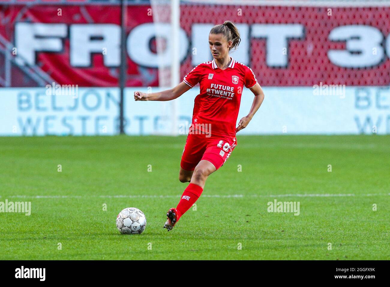 ENSCHEDE, NIEDERLANDE - 31. AUGUST: Jarne Teulings des FC Twente während des Spiels der UEFA Women's Champions League 2021/2022 zur zweiten Qualifikationsrunde zwischen dem FC Twente und SL Benfica am 31. August 2021 in Grolschveste in Enschede, Niederlande (Foto: Albert ten Hove/Orange Picles) Stockfoto