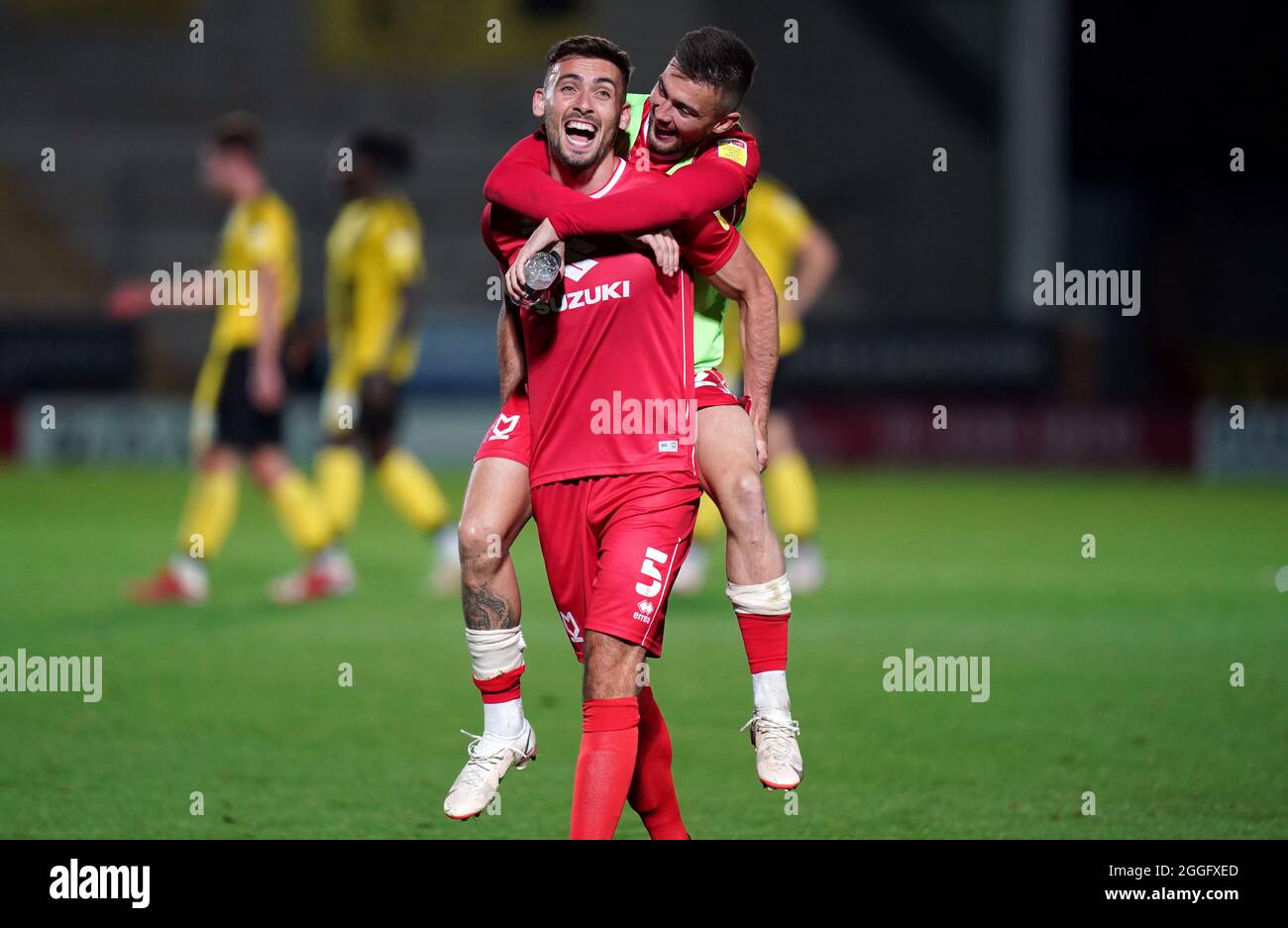 Milton Keynes Dons' Warren O'Hora feiert mit Daniel Harvie (rechts) nach dem Papa John's Trophy, Southern Section Group C Spiel im Pirelli Stadium, Burton Upon Trent. Bilddatum: Dienstag, 31. August 2021. Stockfoto