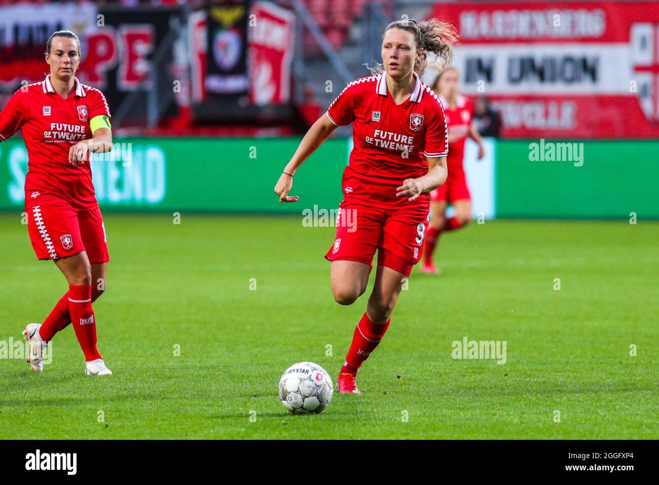 ENSCHEDE, NIEDERLANDE - 31. AUGUST: Fenna Kalma vom FC Twente während der UEFA Women's Champions League 2021/2022 Second Qualifying Round Spiel zwischen FC Twente und SL Benfica in Grolschveste am 31. August 2021 in Enschede, Niederlande (Foto: Albert ten Hove/Orange Picles) Stockfoto