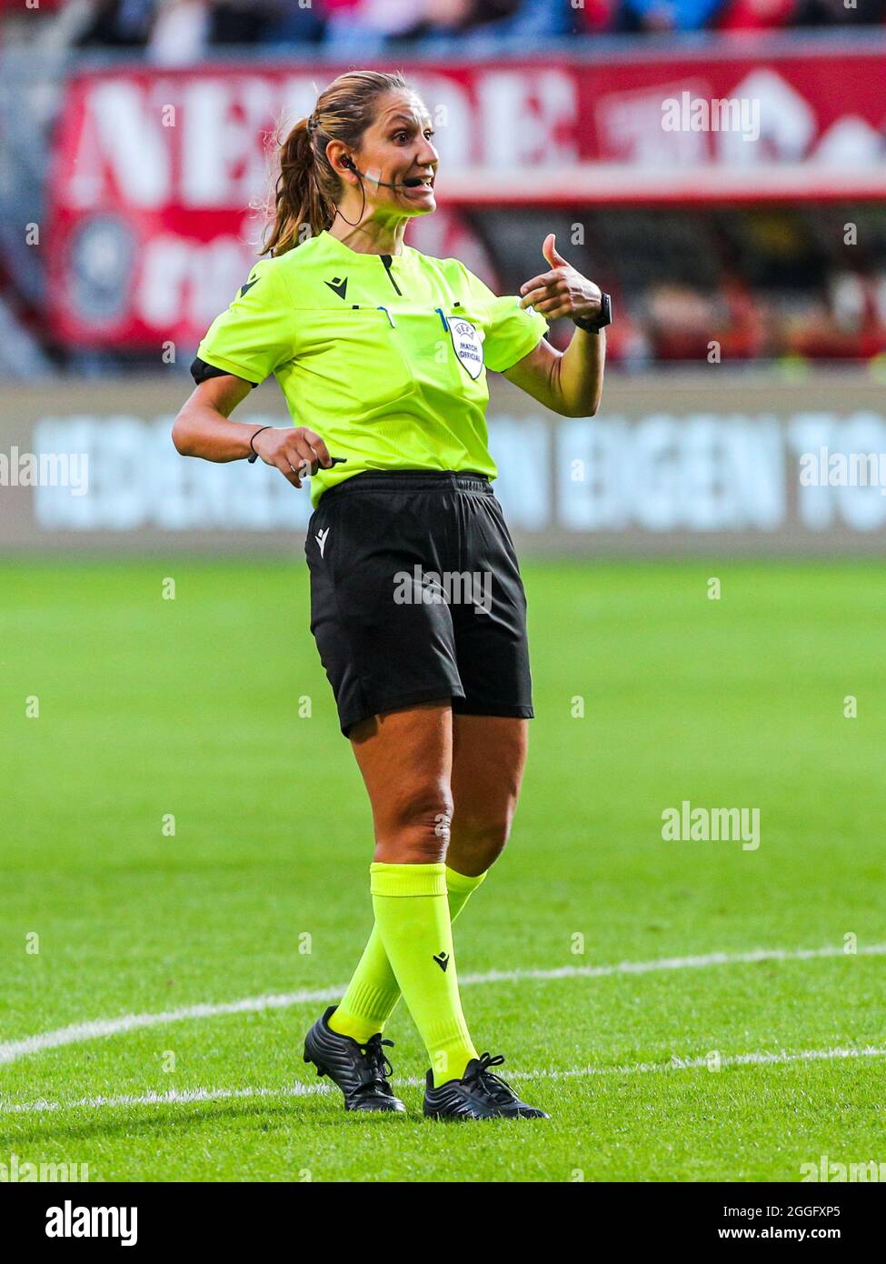 ENSCHEDE, NIEDERLANDE - 31. AUGUST: Schiedsrichter Eleni Antoniou während des Spiels der UEFA Women's Champions League 2021/2022 in der zweiten Qualifikationsrunde zwischen dem FC Twente und SL Benfica am 31. August 2021 in Grolschveste in Enschede, Niederlande (Foto: Albert ten Hove/Orange Picles) Stockfoto
