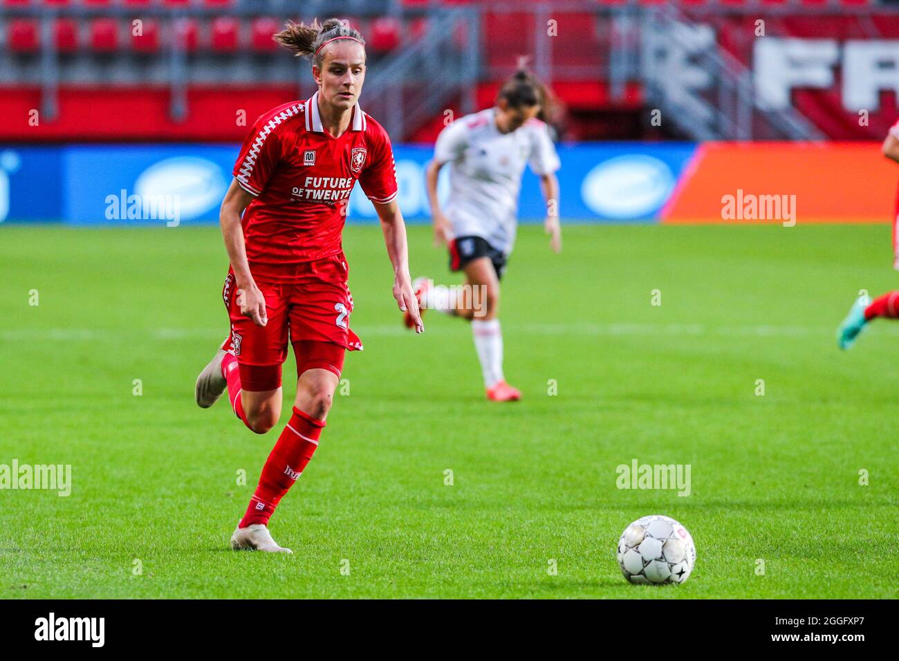 ENSCHEDE, NIEDERLANDE - 31. AUGUST: Bente Jansen vom FC Twente während der UEFA Women's Champions League 2021/2022 Second Qualifying Round Spiel zwischen FC Twente und SL Benfica in Grolschveste am 31. August 2021 in Enschede, Niederlande (Foto: Albert ten Hove/Orange Picles) Stockfoto