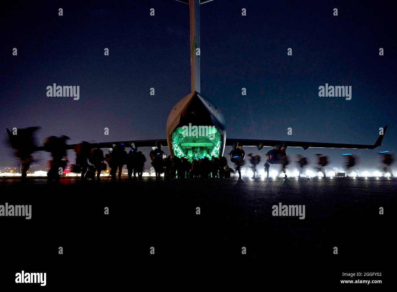 Kabul, Afghanistan. August 2021. Fallschirmjäger der 82. Airborne Division der US-Armee besteigen ein Frachtflugzeug der Air Force C-17 Globemaster III, als sich die letzten amerikanischen Soldaten auf den internationalen Flughafen Hamid Karzai am 30. August 2021 in Kabul, Afghanistan, vorbereiten. Kredit: SRA Taylor Crol/U.S. Air Force/Alamy Live News Stockfoto