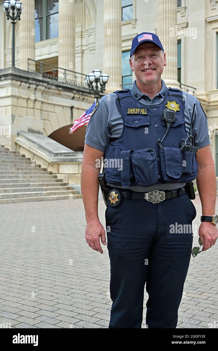 Shawnee County Sheriff Brian Hill vor dem Kapitolgebäude des US-Bundesstaates Kansas während der Freiheitskundgebung Stockfoto