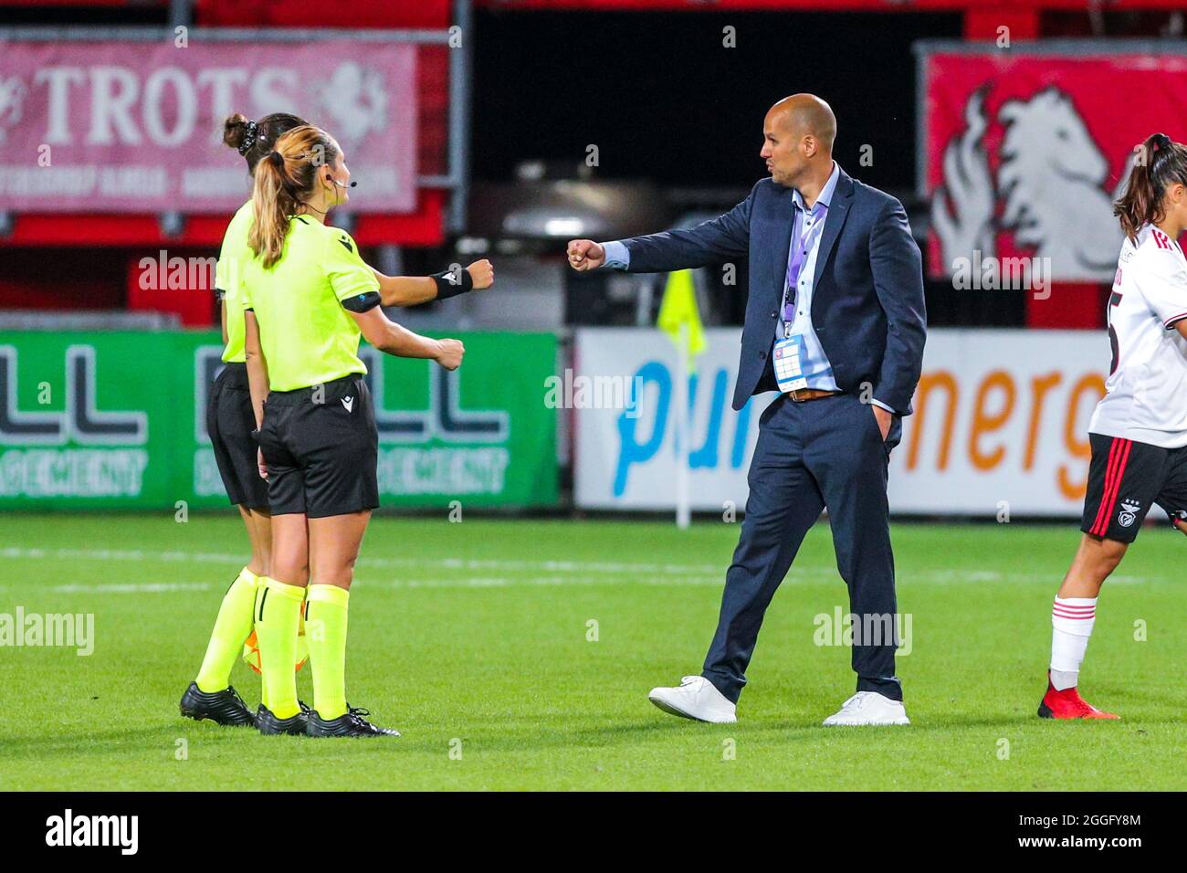 ENSCHEDE, NIEDERLANDE - 31. AUGUST: Cheftrainer Robert de Pauw während des zweiten Qualifikationsrunde-Spiels der UEFA Women's Champions League 2021/2022 zwischen dem FC Twente und SL Benfica in Grolschveste am 31. August 2021 in Enschede, Niederlande (Foto: Albert ten Hove/Orange Picles) Stockfoto
