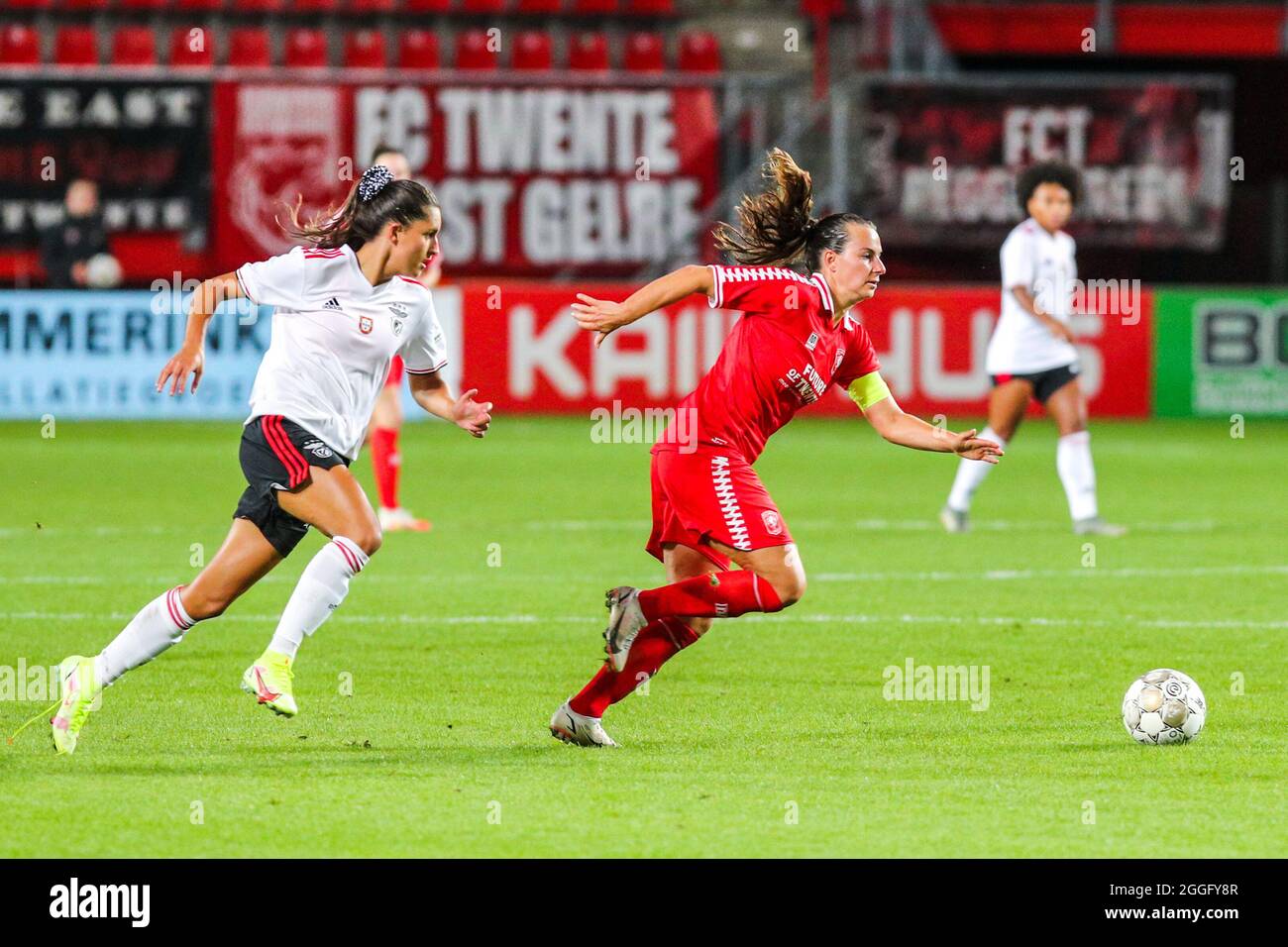 ENSCHEDE, NIEDERLANDE - 31. AUGUST: Renate Jansen (c) vom FC Twente während des Spiels der UEFA Women's Champions League 2021/2022 zur zweiten Qualifikationsrunde zwischen dem FC Twente und SL Benfica am 31. August 2021 in Grolschveste in Enschede, Niederlande (Foto: Albert ten Hove/Orange Picles) Stockfoto