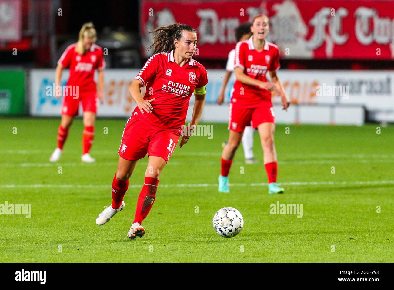 ENSCHEDE, NIEDERLANDE - 31. AUGUST: Renate Jansen (c) vom FC Twente während des Spiels der UEFA Women's Champions League 2021/2022 zur zweiten Qualifikationsrunde zwischen dem FC Twente und SL Benfica am 31. August 2021 in Grolschveste in Enschede, Niederlande (Foto: Albert ten Hove/Orange Picles) Stockfoto