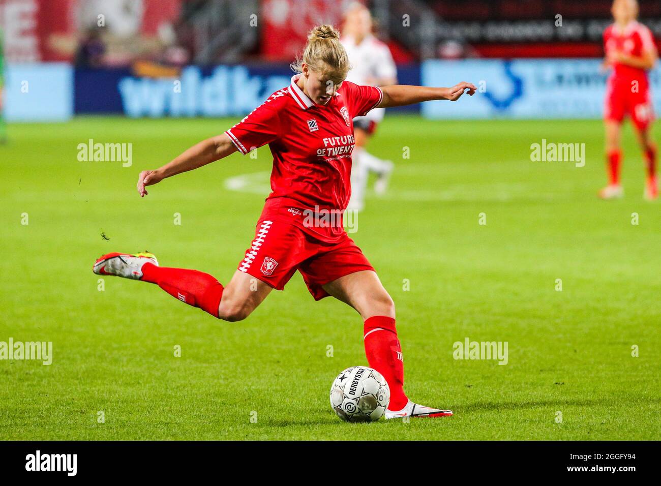 ENSCHEDE, NIEDERLANDE - 31. AUGUST: Anna-Lena stolze vom FC Twente während des zweiten Qualifikationsrunden-Spiels der UEFA Women's Champions League 2021/2022 zwischen dem FC Twente und SL Benfica in Grolschveste am 31. August 2021 in Enschede, Niederlande (Foto: Albert ten Hove/Orange Picles) Stockfoto