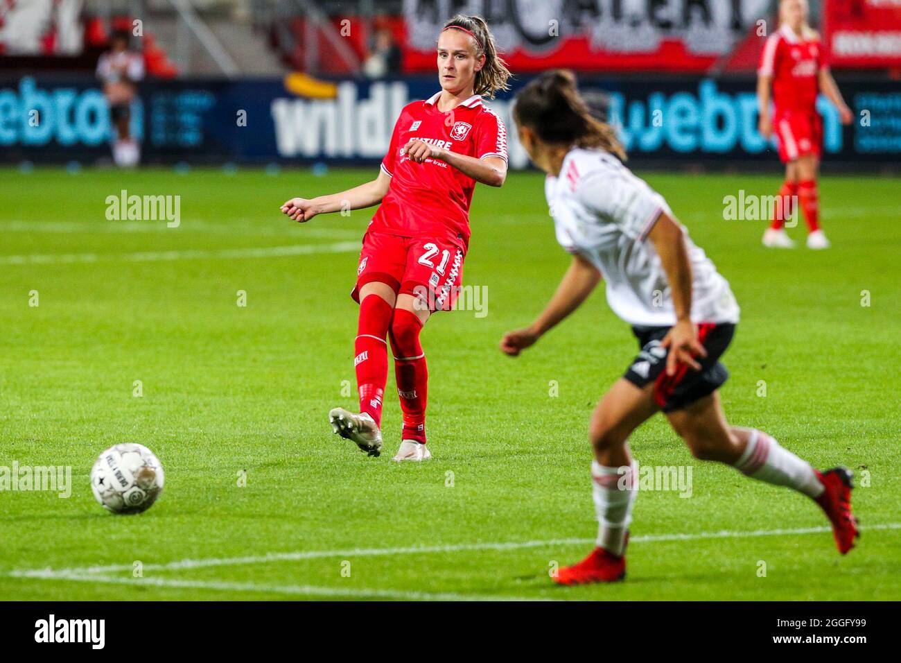 ENSCHEDE, NIEDERLANDE - 31. AUGUST: Bente Jansen vom FC Twente während der UEFA Women's Champions League 2021/2022 Second Qualifying Round Spiel zwischen FC Twente und SL Benfica in Grolschveste am 31. August 2021 in Enschede, Niederlande (Foto: Albert ten Hove/Orange Picles) Stockfoto