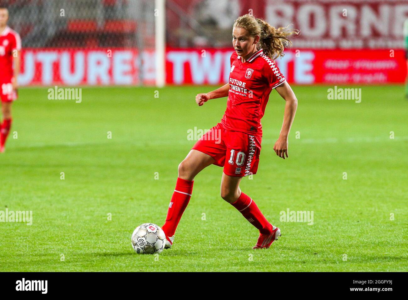 ENSCHEDE, NIEDERLANDE - 31. AUGUST: Jarne Teulings des FC Twente während des Spiels der UEFA Women's Champions League 2021/2022 zur zweiten Qualifikationsrunde zwischen dem FC Twente und SL Benfica am 31. August 2021 in Grolschveste in Enschede, Niederlande (Foto: Albert ten Hove/Orange Picles) Stockfoto