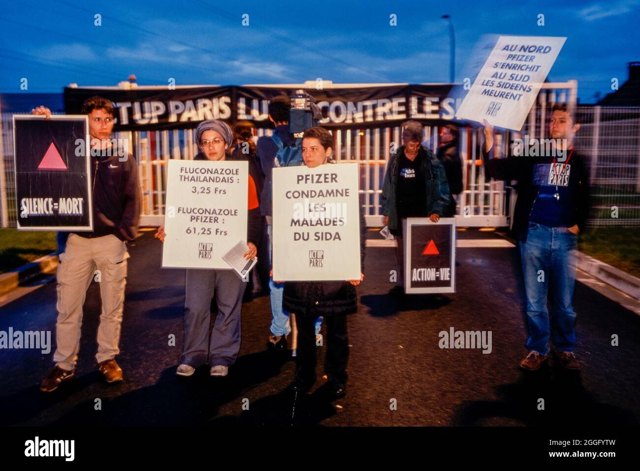 Pariser Demonstration gegen Pfizer Pharmaceuticals Company, Gruppenmenschen, französische AIDS-Aktivisten, blockieren Fabrikeingang, halten Protestzeichen, junger HIV-Aktivismus Stockfoto