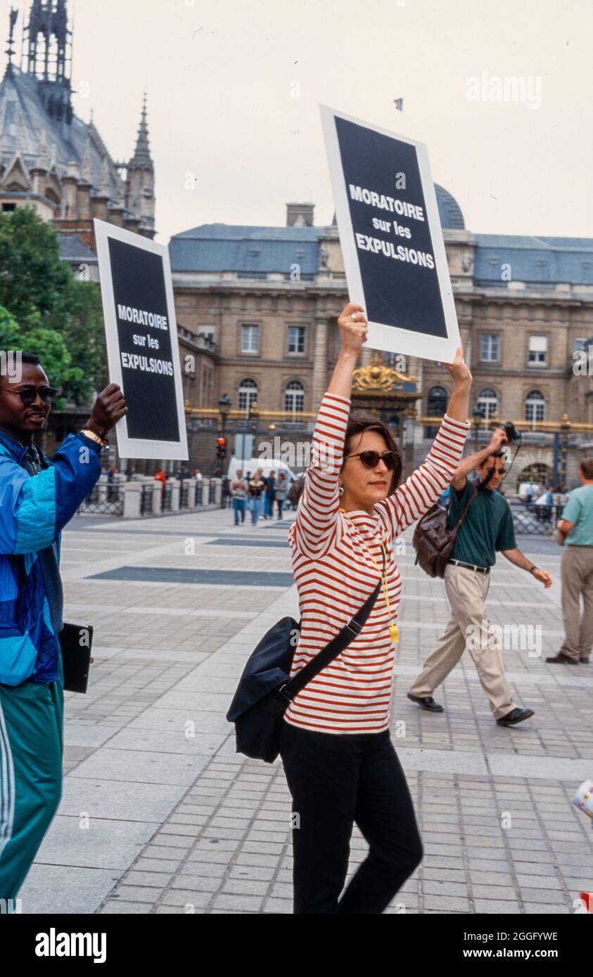 Act up Paris Gruppe AIDS-Aktivisten, Streikposten mit Protestschildern, Demonstration gegen PLWHIV/Abschiebungen von Migranten, Präfektur Paris, aktivistisches Mädchen Stockfoto