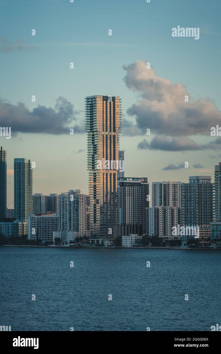 Blick auf das höchste Wohngebäude in Miamis Edgewater unter dem bewölkten Himmel Stockfoto