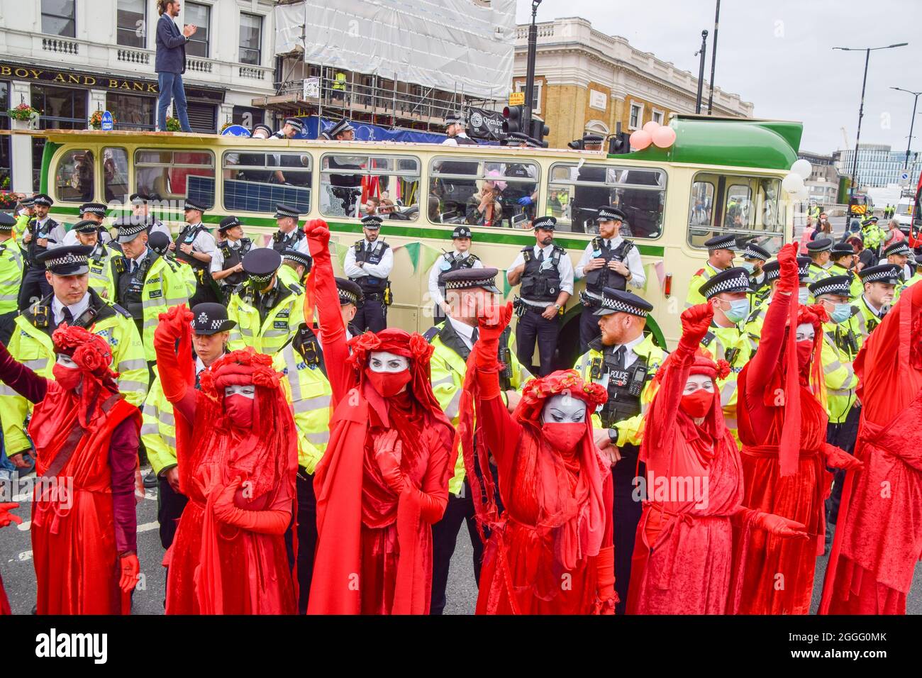 London, Großbritannien. August 2021. Extinction Rebellion Demonstranten blockierten die Straßen neben der London Bridge im Rahmen ihrer zweiwöchigen Kampagne „Impossible Rebellion“ mit einem Bus. (Kredit: Vuk Valcic / Alamy Live News) Stockfoto