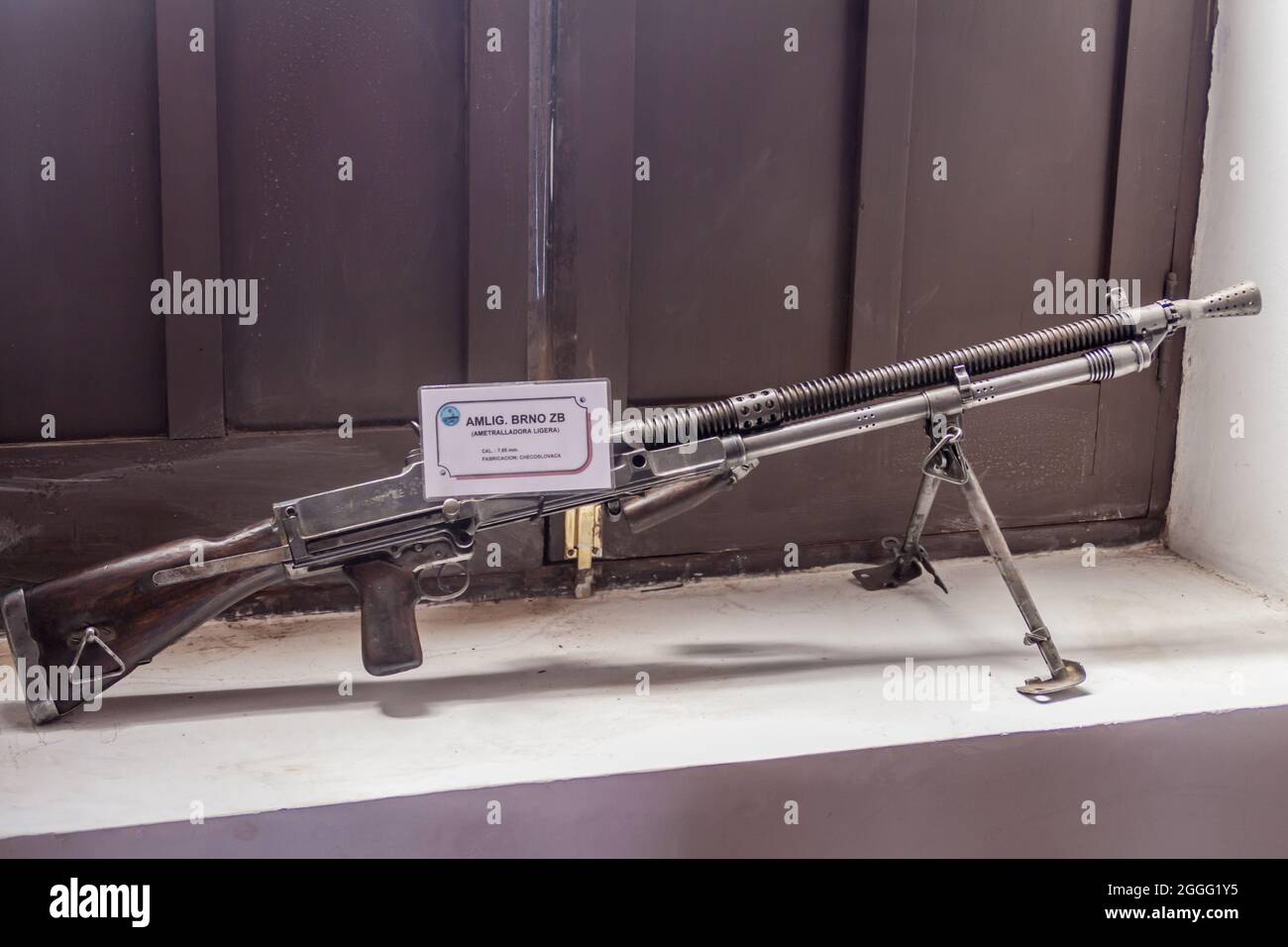 SUCRE, BOLIVIEN - 21. APRIL 2015: Tschechischer Brünner Maschinengewehr im Militärhistorischen Museum der Nation in Sucre, Bolivien Stockfoto