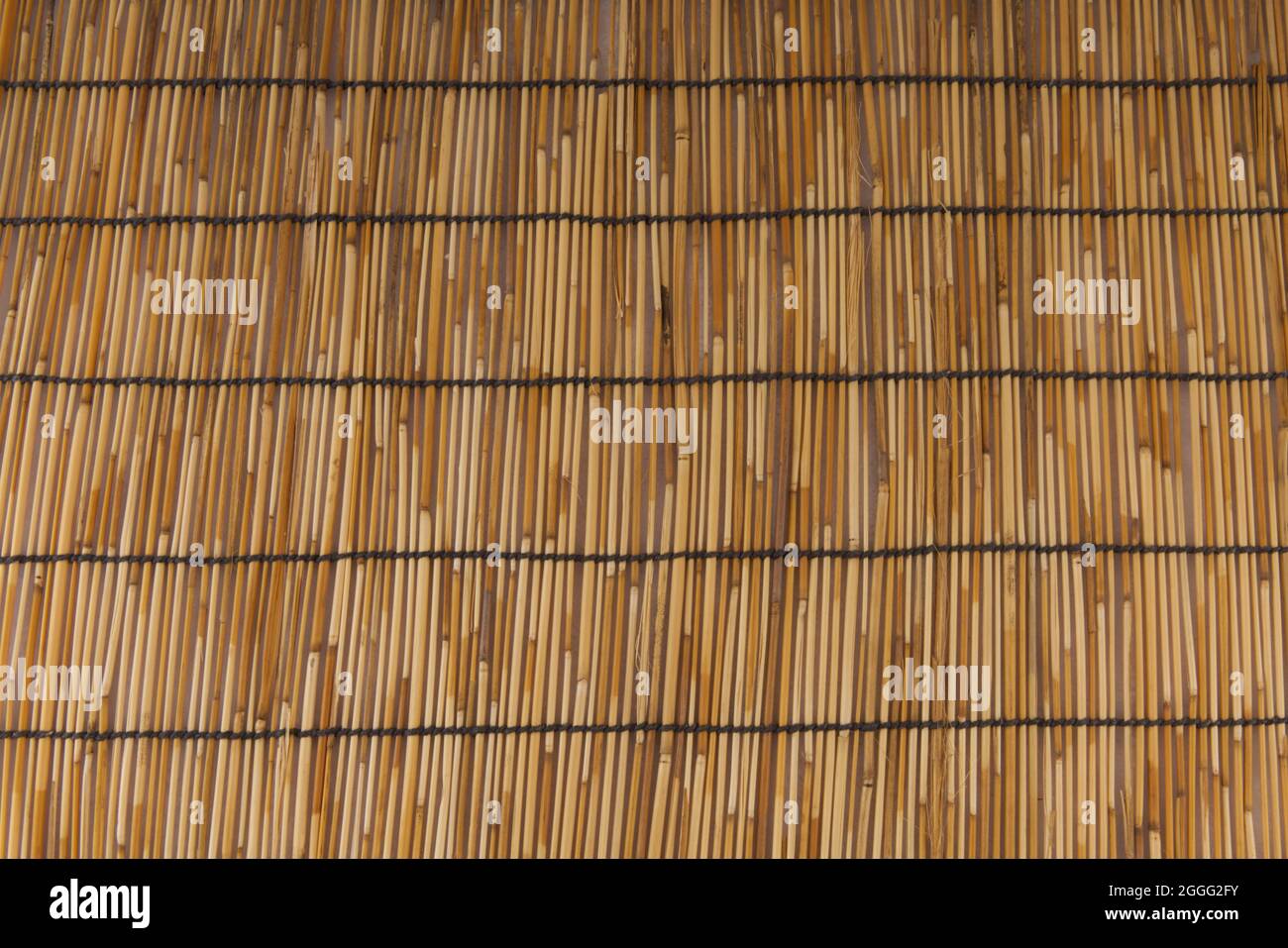 Bambus Stick Stroh Matte Textur auf Hintergrund.Teil der japanischen Kochutensilien Stockfoto